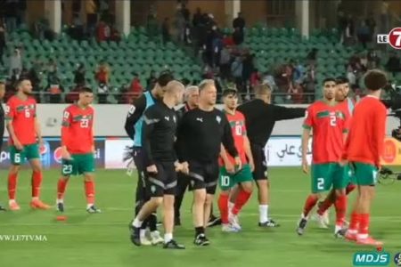بعد الفوز على زامبيا … لاعبو المنتخب الوطني يوجهون التحية للجماهير وهكذا كان رد فعل هذه الأخيرة