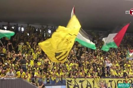 جماهير المغرب الفاسي تخلق أجواء حماسية خلال مباراة فريقهم ضد جمعية سلا