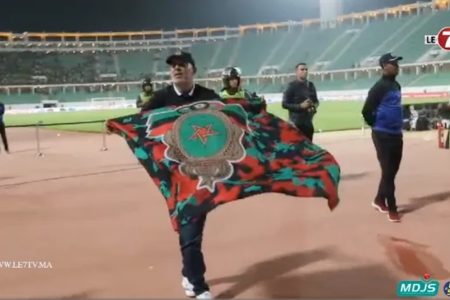 في لقطة رائعة.. مدرب الجيش الملكي يحتفل رفقة الجماهير العسكرية بعد التأهل لنهائي كأس العرش