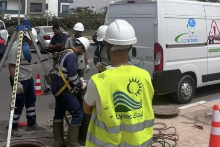 تدفق عرضي لمياه طفيلية في شاطىء واد مرزك»..تدخل عاجل للسلطات و فرق «ليدك» لإزالة التلوث