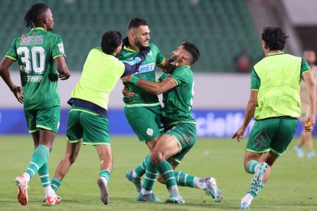 لاعب رجاوي بارز يطالب هو الآخر بمستحقاته كاملة أو الفسخ 