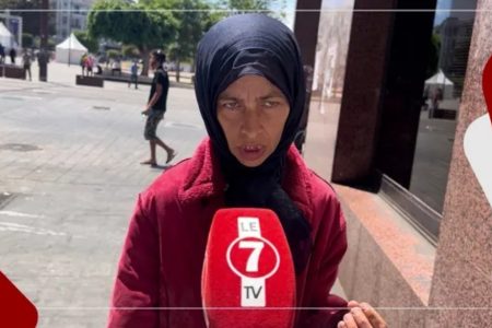سيدة تعيش التشرد بعد وفـ..اة والدتها تناشد المحسنين: الزنقة فيها التكرفيص والا بقيت هكا غدي نتبعها