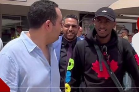 موكوينا يصل إلى مطار محمد الخامس للإشراف على تدريب الوداد ويصرح: ديما وداد