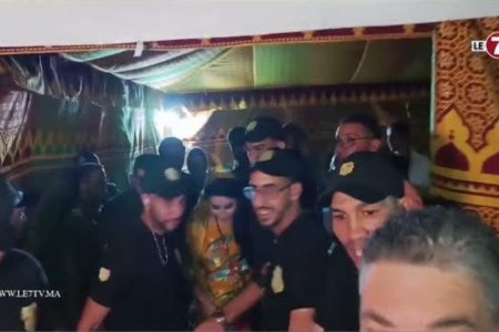 بسيارتها الفارهة .. الفنانة “سعيدة شرف” تصل إلى حفلها بشاطئ النحلة تحت حراسة مشددة