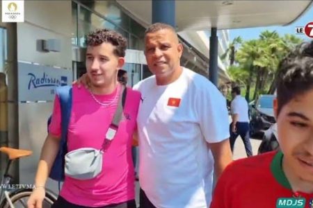 من أمام فندق إقامة المنتخب الأولمبي بمدينة نيس.. الجماهير المغربية تأخد صور تذكارية مع “بن محمود”