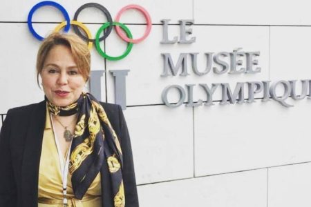 منح رئيسة الجامعة الملكية المغربية للكرة الطائرة بشرى حجيج وسام الاستحقاق الراقي