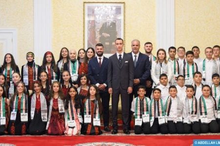 صاحب السمو الملكي ولي العهد الأمير مولاي الحسن يستقبل الأطفال المقدسيين المشاركين في الدورة الـ 15 للمخيم الصيفي لوكالة بيت مال القدس الشريف