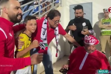 “هشام ايت منا” يلبي طلب الجماهير الودادية، ولقطة معبرة بينه وبين طفل مصاوي