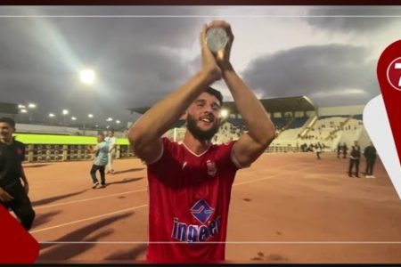 “نسيم شاذلي” يحتفل رفقة الجماهير الودادية بعد الانتصار على شباب المسيرة