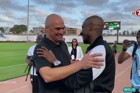 عناق حار بين مدرب الوداد” موكوينا ” ومدرب الكوكب المراكشي “رضى حكم”