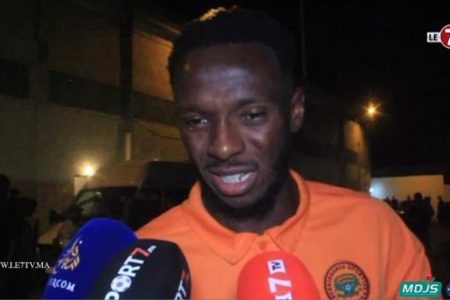 مدافع نهضة بركان ” ايسوفو دايو”: الجيش الملكي عندو فريق قوي، والتعادل منصف للفريقين