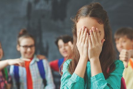 آباء وأولياء تلاميذ إحدى مدارس الدار البيضاء ينفجرون غضبا بعد التحرش بأبنائهم وتصويرهم داخل المراحيض