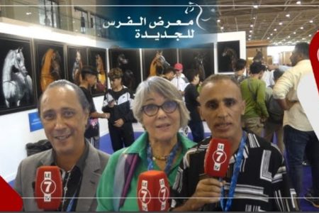 فنانون تشكيليون يبهرون زوار معرض الفرس بلوحات رائعة للخيول