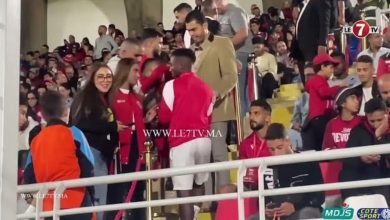 Photo of الجماهير الودادية تلتقط صور تذكارية مع لاعب الوداد مايلولا