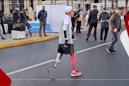 رجل مبتور الساق يشارك في الماراطون الدولي للدار البيضاء والعمدة “نبيلة الرميلي” تدعمه وتسانده