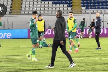 مشادة كلامية بين ” عبد الإله خفيفي ” وموكوينا بعد نهاية المباراة وتدخل اللاعبين