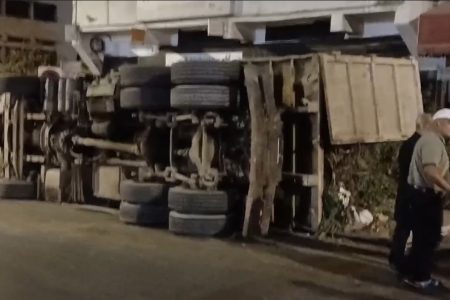 انقلاب شاحنة من الحجم الكبير تستنفر الأمن بالبيضاء