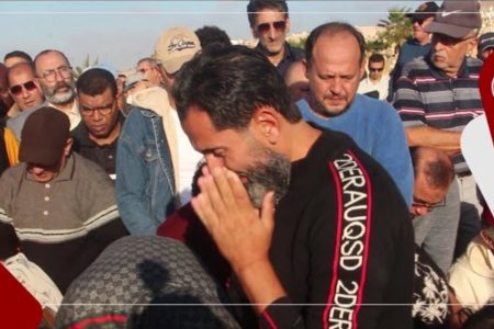 بكاء وتأثر شديد لإبن اللاعب الدولي الراحل “حسن اقصبي” لحضة تشييع جنازة والده بمقبرة الشهداء بالرباط