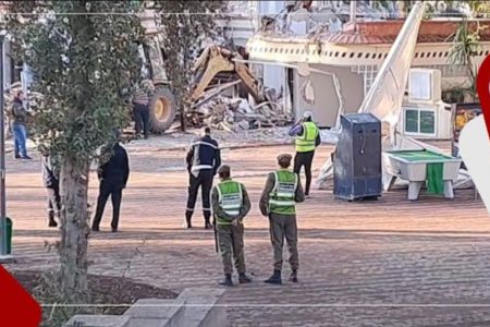 فاس بعد تعليمات الوالي الجامعي .. لحظات هدم أشهر مقهى مخالفة للقانون بالحديقة الشهيرة ريكس