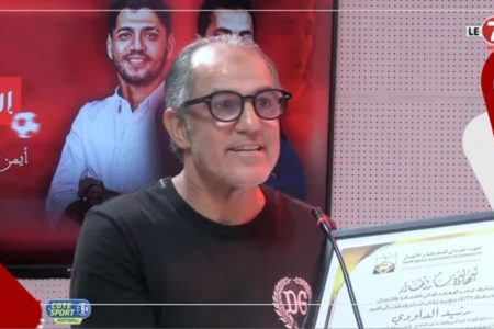 أسطورة الوداد رشيد الداودي يتسلم شهادة تقديرية بعد مروره في برنامج ” الكيان الأحمر”