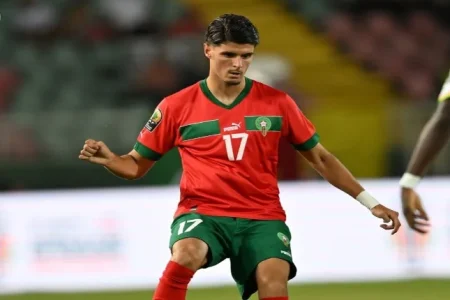 أسامة العزوزي يعلن عودته إلى الملاعب بهذه الطريقة