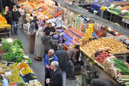 وفرة المواد الغذائية واستقرار الأسعار في مدينة فاس خلال شهر رمضان