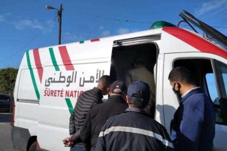 توقيف مشتبه به في الحسيمة لارتباطه بشبكة إجرامية متورطة في تهريب المهاجرين والاتجار بالبشر.