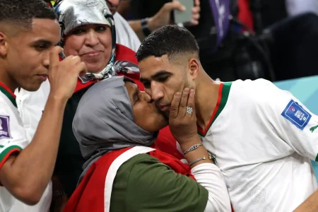 أشرف حكيمي: “لم ألعب كرة القدم من اجل الالقاب. بل من اجل تأمين حياة افضل لوالدتي”