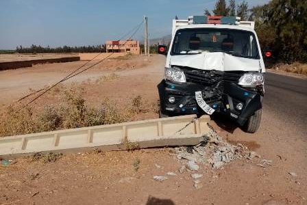 شاحنة تتسبب في سقوط عمود كهربائي وإصابة سيدة‎