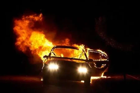 حريق مهول يلتهم سيارة وسط مدينة طنجة