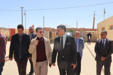 السمارة..عبد المالك ابرون مرفوقا بعامل إقليم السمارة ولجنة مختصة بملعب ” لحبيب حبوها” للوقوف على مدى تقدم أشغال التأهيل