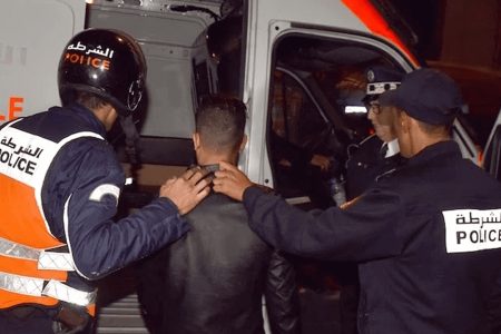 توقيف شخص يشتبه في ارتباطه بشبكة إجرامية تنشط في النصب والاحتيال على الراغبين في الهجرة.