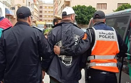 توقيف شقيقين بعد مطاردة مسلحة وتهديد حافلة ركاب