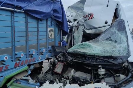 إصطدام بين سيارة لنقل العمال وشاحنة في حادث سير خطير