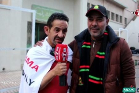 رغم اختلاف الأقمصة.. لقطة ترسخ للروح الرياضية العالية بين مشجعين من الفتح الرباطي والجيش الملكي