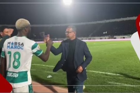 كواليس نهاية مباراة الرجاء وشباب السوالم .. “فرحة لسعد الشابي” وعناق حار بينهم وبين اللاعبين “