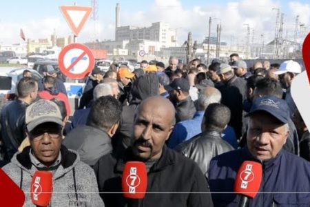 بعد قرار منع الشاحنات من الطريق السيار الحضري … مهنيو النقل يحتجون وهذه مطالبهم