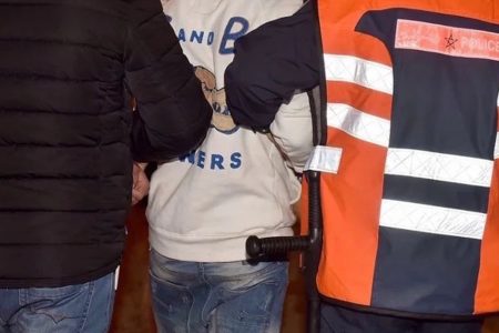 احتجاز طفل قاصر وتعريضه للعنف الجسدي يجر مستخدمي مقهى للاعتقال