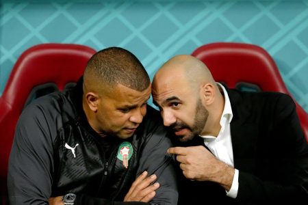 الركراكي وبنمحمود يطيران إلى قطر لمتابعة قمة الدحيل والسد