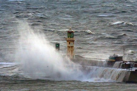 أمواج عاتية ورياح قوية تضرب السواحل المغربية…وتحسن مرتقب الثلاثاء!