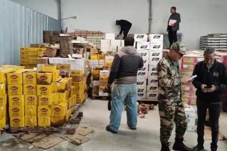 السلطات تداهم مصنعا لتزوير تواريخ المواد الغذائية المنتهية الصلاحية