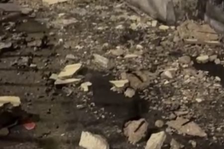 الرياح القوية تتسبب في سقوط واجهة محل