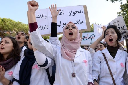 طلاب الطب والصيدلة ينتفضون: مطالب متجددة واتهامات بالتسويف في تنفيذ الاتفاق الحكومي