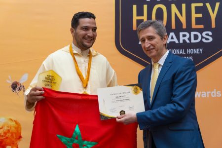العسل المغربي يحتل الصدارة عالمياً بفضل تألق تعاونية مناحل “إعيش” في مسابقة باريس الدولية 2025