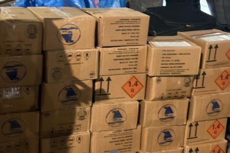 توقيف مواطن فرنسي من أصول مغربية وإحباط محاولة لتهريب 11 ألف و165 وحدة من المفرقعات والشهب النارية