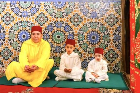 في حضرة التاريخ والروحانية… الأمير مولاي رشيد يزور ضريح المولى إدريس الأزهر بمناسبة ختان الأميرين مولاي أحمد ومولاي عبد السلام