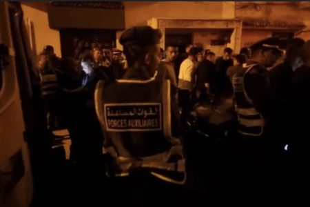 شخص ينهي حياة والدته ويلقي بنفسه من سطح منزل