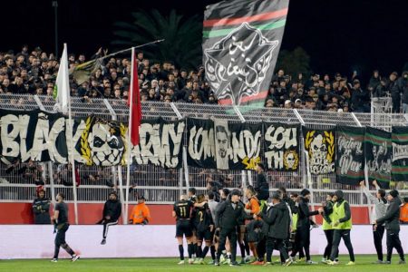 فصيل “بلاك آرمي” يعلن مقاطعة مباراة الجيش الملكي واتحاد تواركة احتجاجًا على تقليص التذاكر