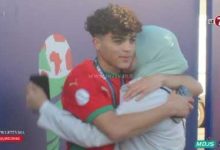 Photo of حلم جميع الآباء … والدة اللاعب الياس العرباوي تعانقه وتقبله بعد التتويج بلقب كأس إفريقيا