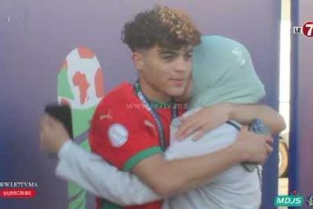 حلم جميع الآباء … والدة اللاعب الياس العرباوي تعانقه وتقبله بعد التتويج بلقب كأس إفريقيا